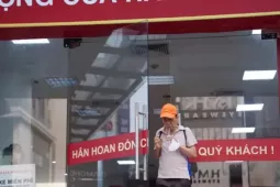 Cảnh tượng lạ tại cửa hàng vàng Bảo Tín Minh Châu