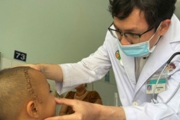 Bác sĩ xuyên đêm mở sọ cứu bé trai bị đạn ná bắn vào mắt