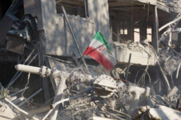 Chiến sự Iran tối 6/4: Iran nhắm mục tiêu vào tàu tấn công đổ bộ của Mỹ, buộc con tàu rút lui