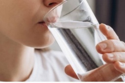 Lý do nên uống một ly nước ngay sau khi thức dậy mỗi ngày