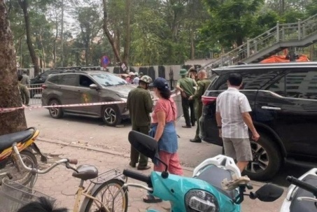 Tài xế ô tô bị hành khách dùng dao tấn công khi đang lái xe ở Hà Nội