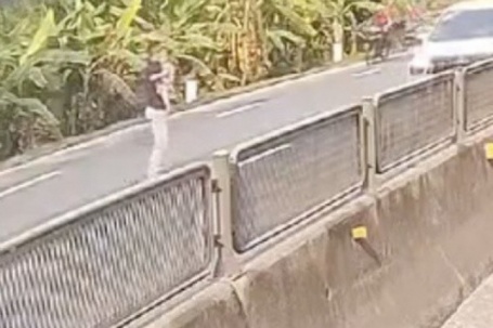 Tài xế dừng xe giữa quốc lộ cứu bé gái, CSGT lên tiếng