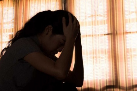 Vay tiền để sống, chồng vẫn không chịu về quê vì sợ 'người ta cười vào mặt'