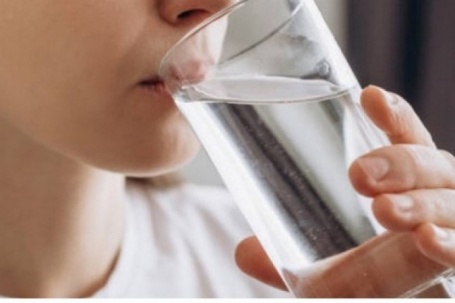 Lý do nên uống một ly nước ngay sau khi thức dậy mỗi ngày