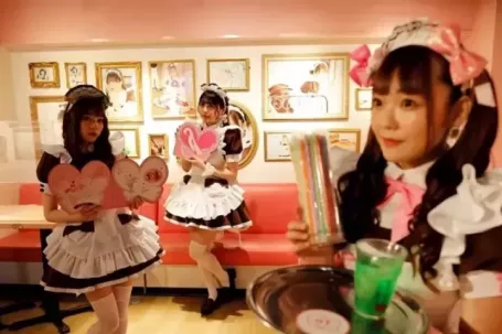 Cà phê hầu gái ở Nhật Bản