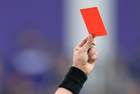 Ngỡ ngàng trận cầu 24 thẻ đỏ: Loạn từ sân tới khán đài, fan dùng cả "hàng nóng"