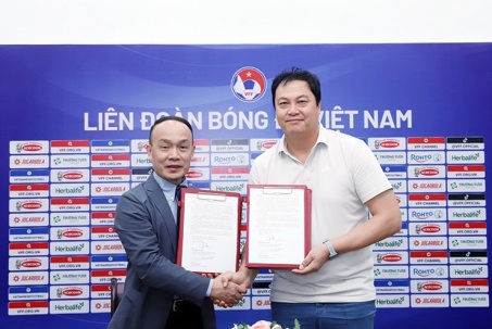 Trợ lý HLV Kim Sang Sik ở ĐT Việt Nam được VFF "thưởng nóng"