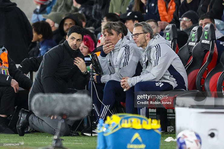 Ban huấn luyện Arsenal thực sự đang bí bài