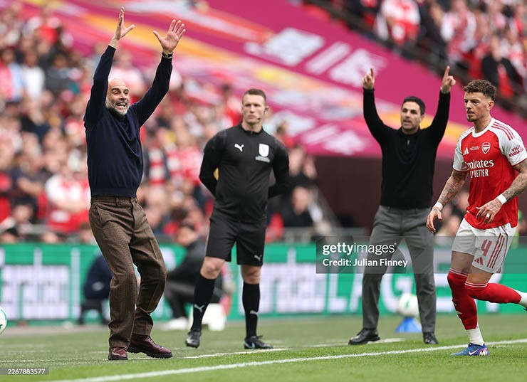 Man City của HLV Guardiola đang gây ra sức ép lớn với Arsenal