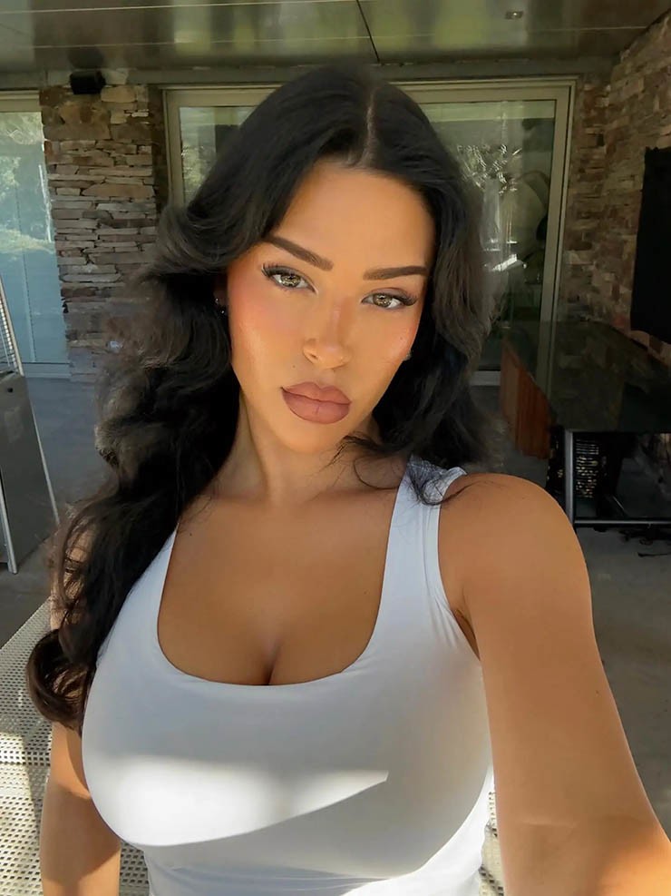 Bạn gái Bellingham mặc bikini gây sốt bãi biển, fan gọi là "phiên bản hoàn hảo" - 5