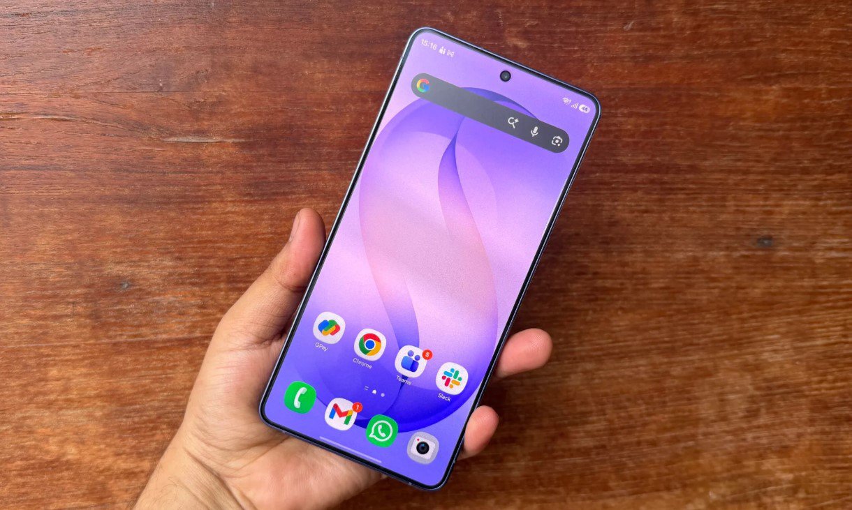 Galaxy S26 Ultra có thiết kế mềm mại hơn.