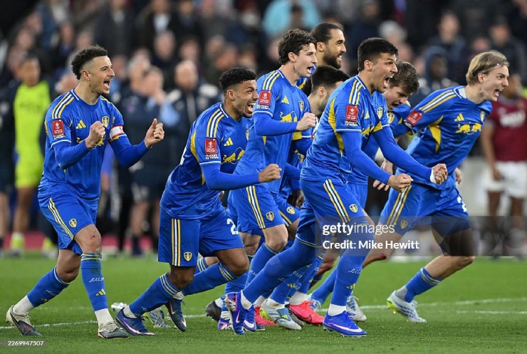 Leeds United ghi danh vào bán kết sau loạt luân lưu cân não
