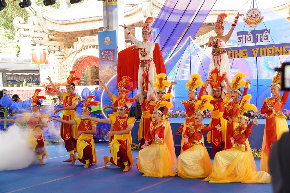 Chương trình nghệ thuật văn hóa lịch sử dàn dựng công phu đưa du khách đi qua nhiều tầng cảm xúc