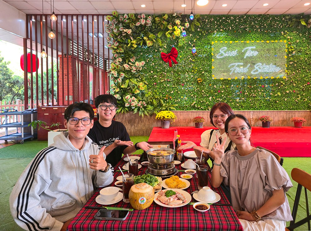 Du khách thích thú thưởng thức Lẩu Phụng Ô trái dừa Trường Thọ Suối Tiên