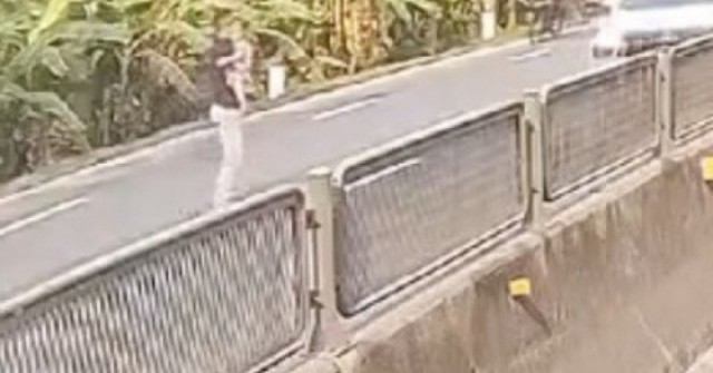 Tài xế dừng xe giữa quốc lộ cứu bé gái, CSGT lên tiếng