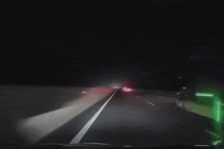 Tài xế đánh lái như chớp tránh người đi bộ giữa cao tốc trong đêm