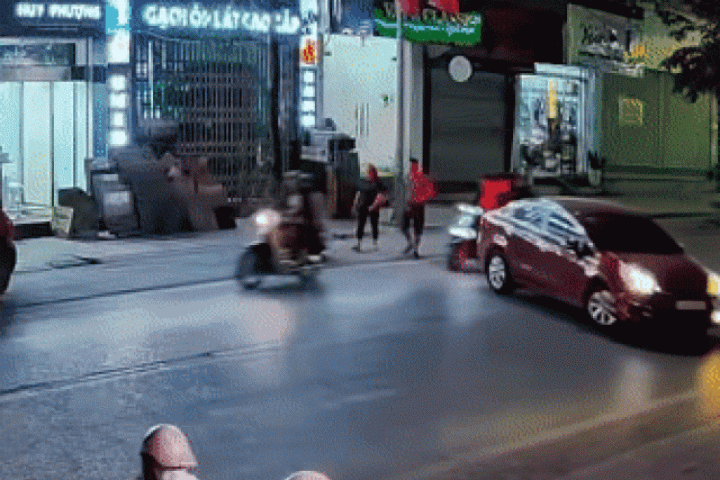 'Dẻo tay' vòng tránh ô tô quay đầu, nam thanh niên đi xe máy gây họa cho xe khác