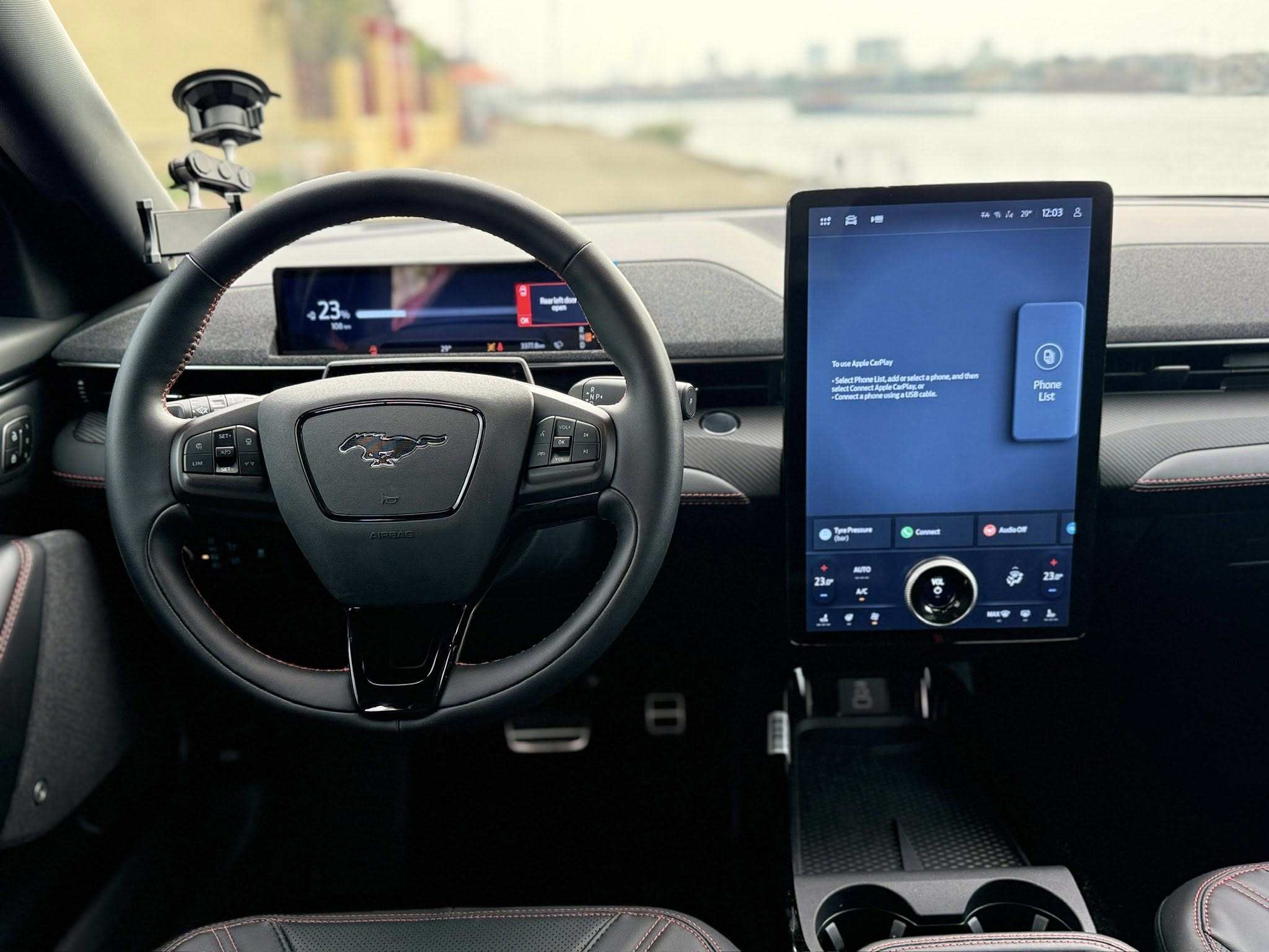 Khối pin dung lượng 88 kWh mang lại phạm vi hoạt động lên đến 550 km sau mỗi lần sạc đầy.