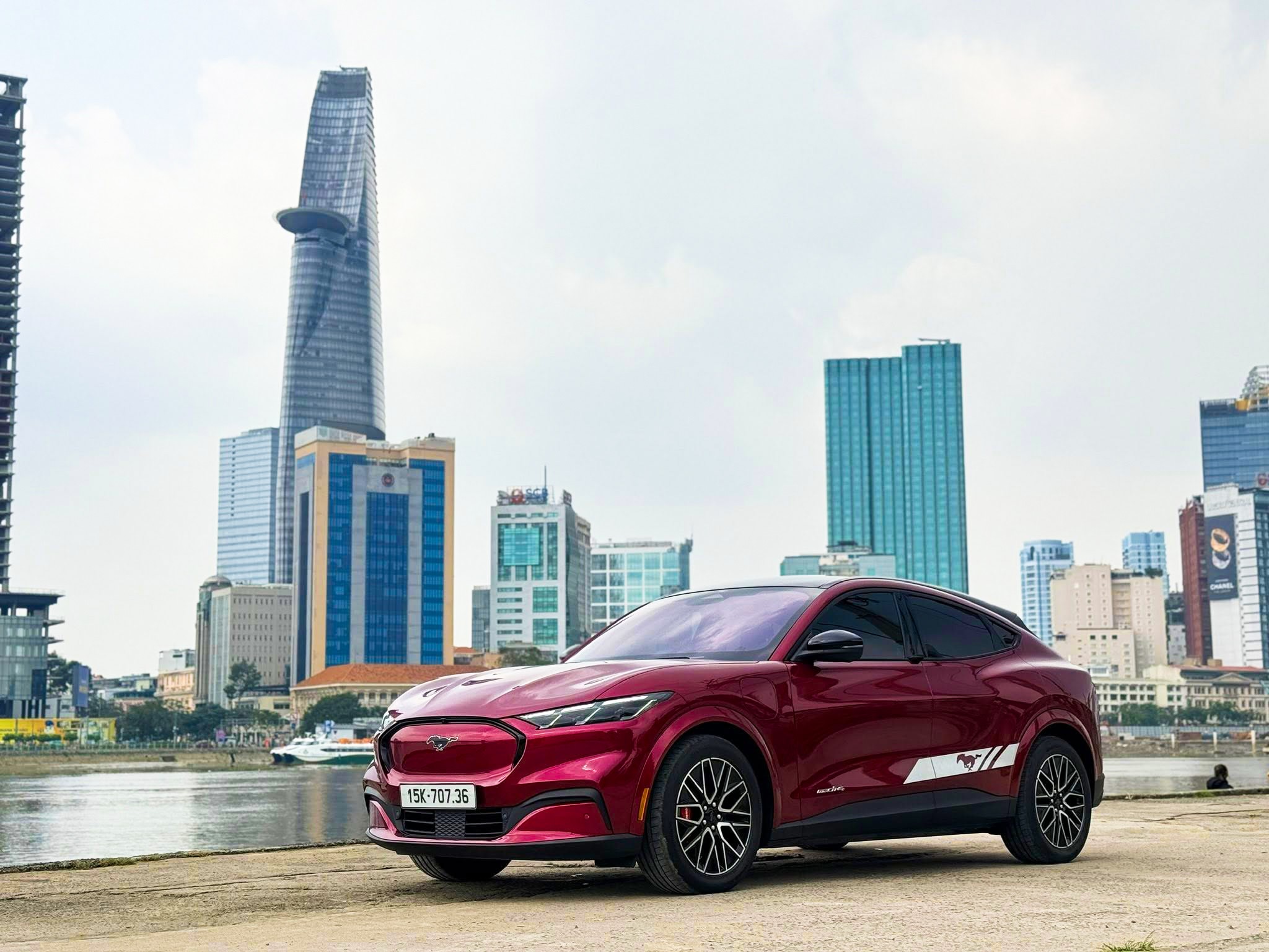 Ford Việt Nam gây bất ngờ khi điều chỉnh giá bán Mustang Mach-E xuống còn 1,699 tỷ đồng.