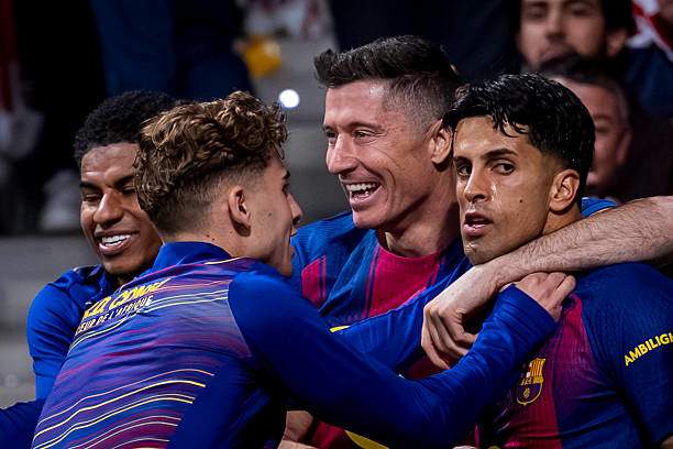 Lewandowski và các đồng đội giành chiến thắng sát nút trước Atletico đêm thứ Bảy