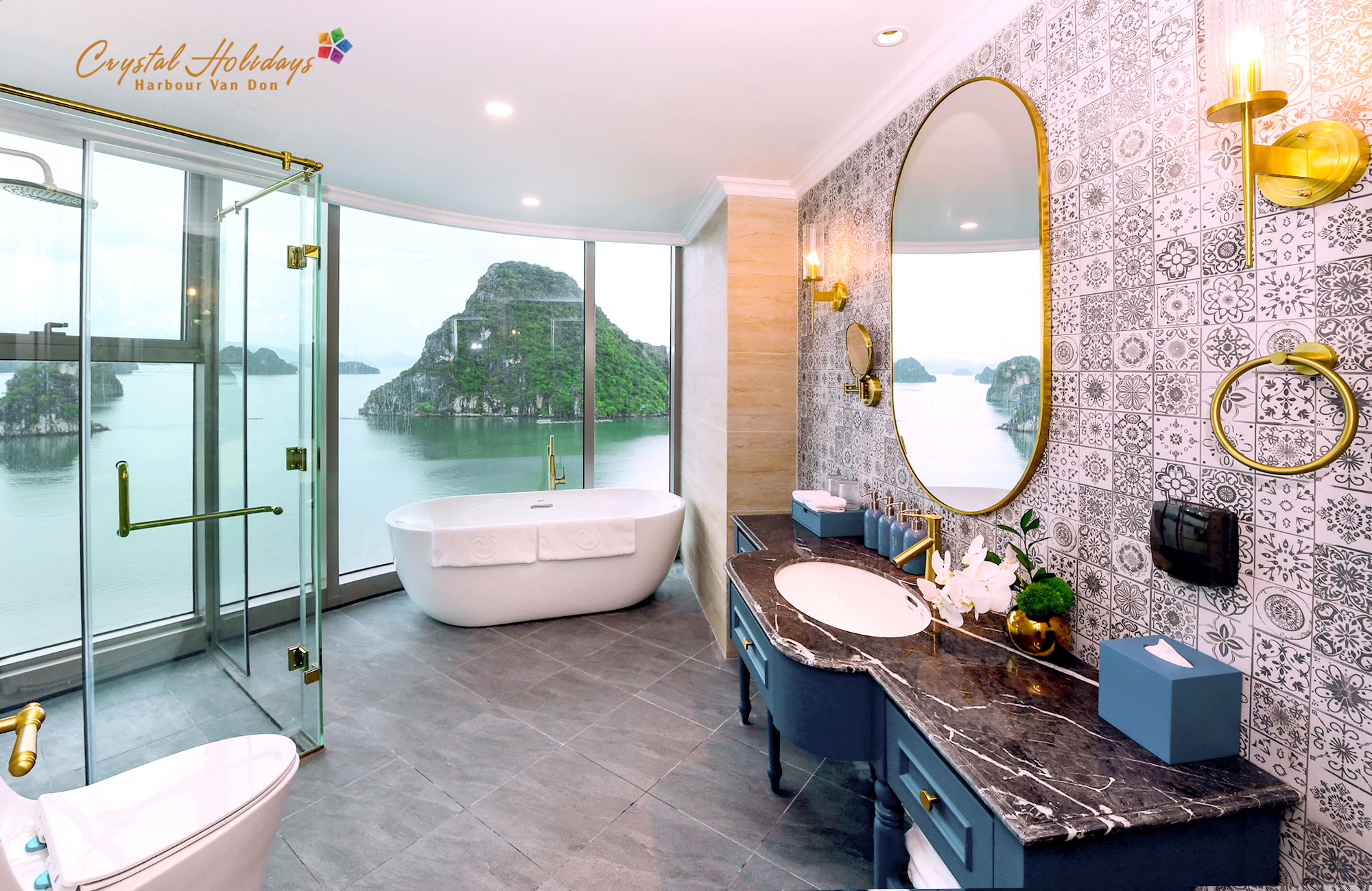 “Spa tại gia” trên không: Bồn tắm view vịnh kỳ quan cùng đá cẩm thạch Ý sang trọng, quý phái.