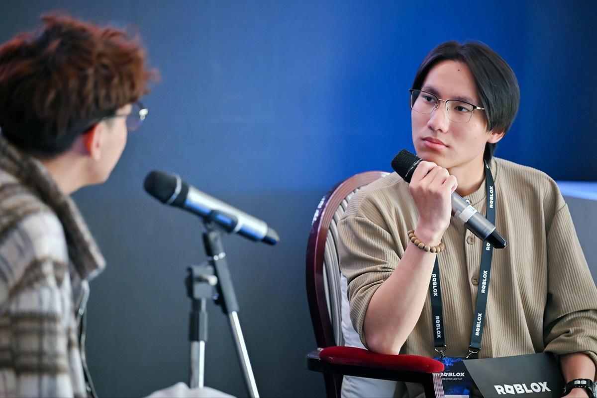 Moonlight (bìa trái), nhân vật nổi bật của cộng đồng Roblox giao lưu tại sự kiện.