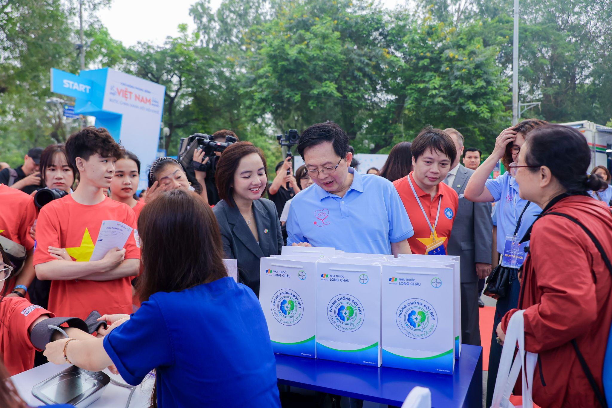 Phó Thủ tướng Hồ Quốc Dũng cùng bà Nguyễn Đỗ Quyên - Phó Tổng Giám đốc FPT Retail kiêm Giám đốc Điều hành hệ thống Long Châu tại khu vực chăm sóc sức khỏe cộng đồng.