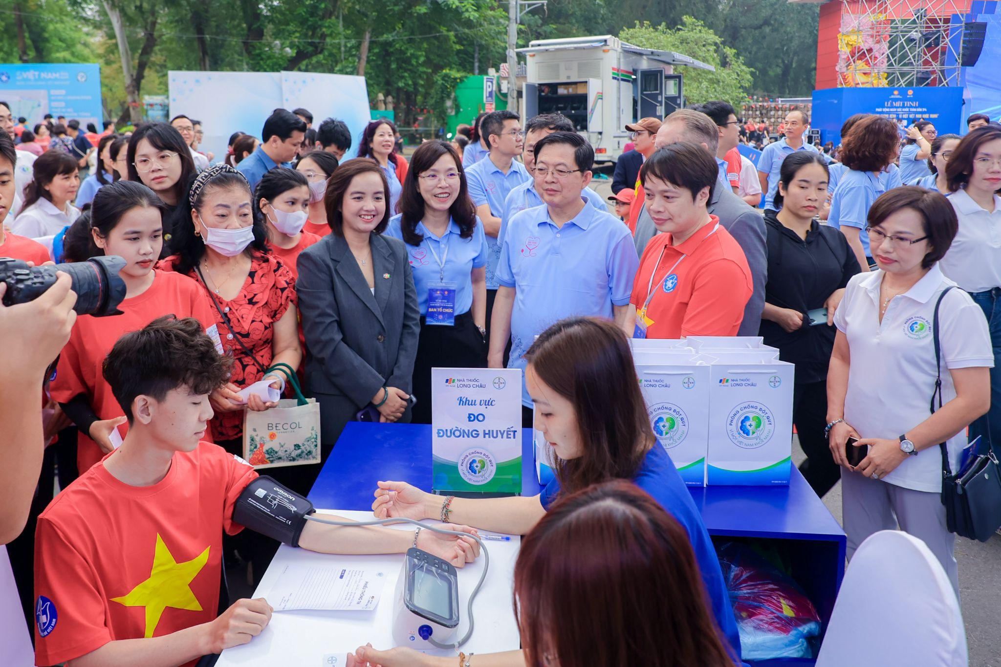 Trong khuôn khổ sự kiện Ngày Sức khỏe toàn dân 2026, Phó Thủ tướng Hồ Quốc Dũng cùng các đại biểu đã đến thăm chương trình tầm soát đột quỵ miễn phí cho người dân do Long Châu và Bayer tổ chức.