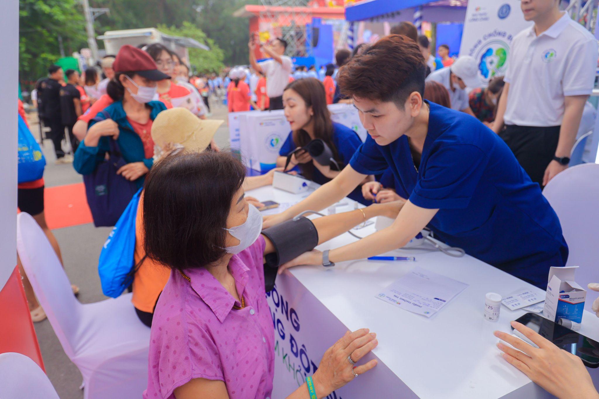 Đội ngũ y tế tận tình đo và tư vấn về các chỉ số sức khỏe, đồng hành cùng người dân chủ động phòng bệnh.