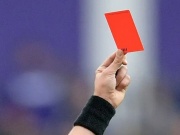 Ngỡ ngàng trận cầu 24 thẻ đỏ: Loạn từ sân tới khán đài, fan dùng cả "hàng nóng"