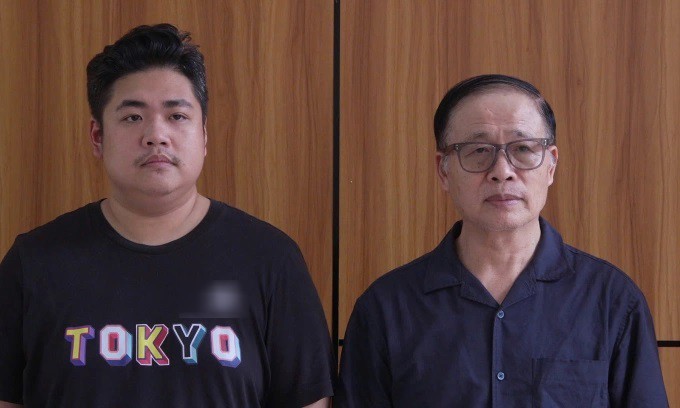 Ông Châu và Tú tại cơ quan điều tra. Ảnh:&nbsp;Công an Hà Nội