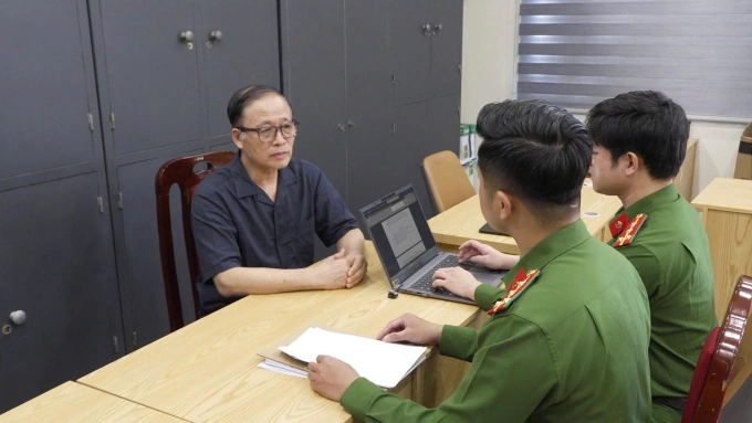 Ông Vũ Minh Châu tại cơ quan điều tra. Ảnh:&nbsp;Công an Hà Nội