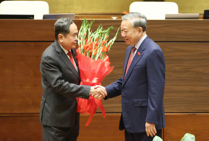 Tổng Bí thư Tô Lâm tặng hoa chúc mừng Chủ tịch Quốc hội Trần Thanh Mẫn. Ảnh:&nbsp;Hoàng Phong