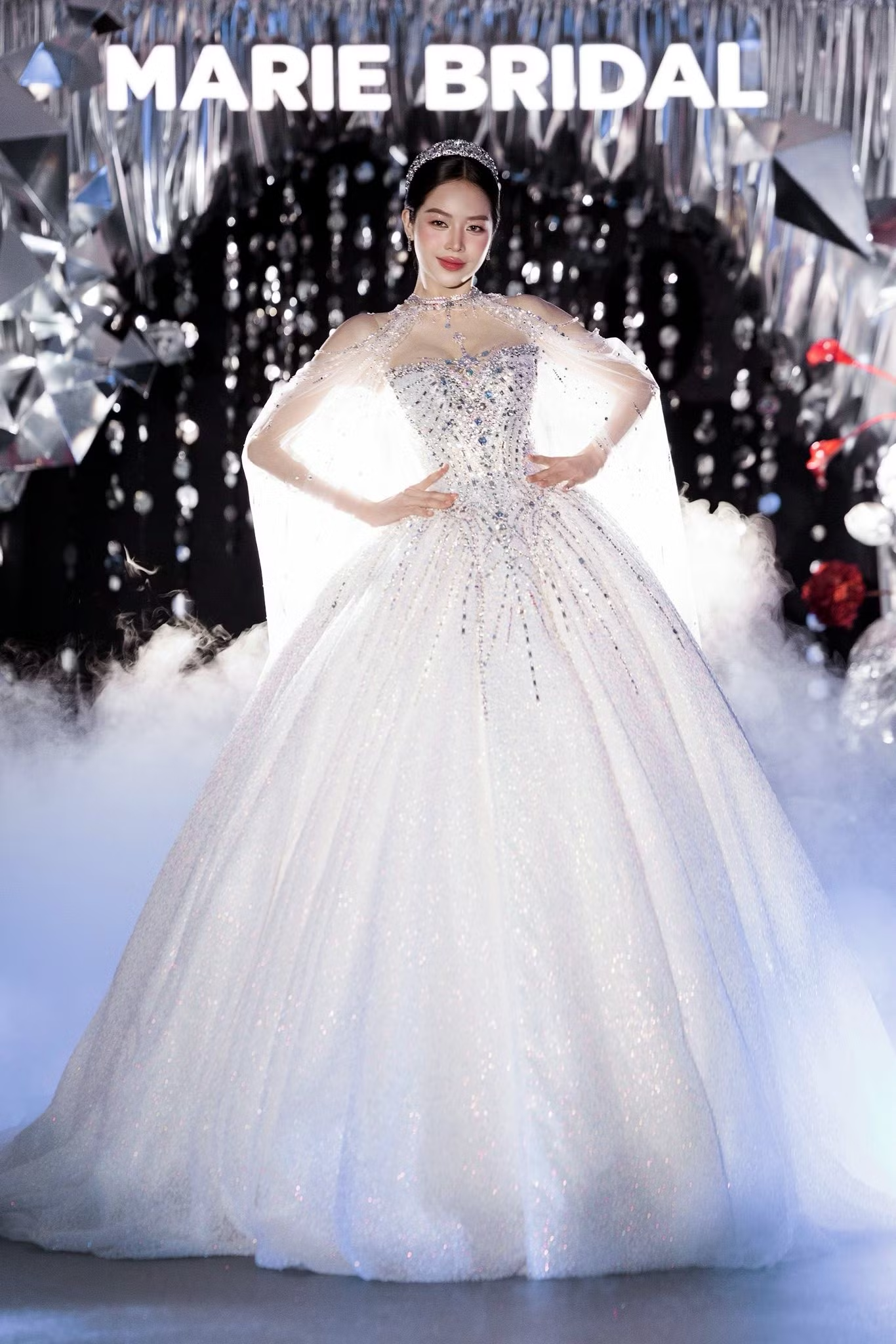 “Cú ngã triệu đô” của Hoa hậu Thanh Thủy: Sự cố bất ngờ thành khoảnh khắc đẹp mê - 1