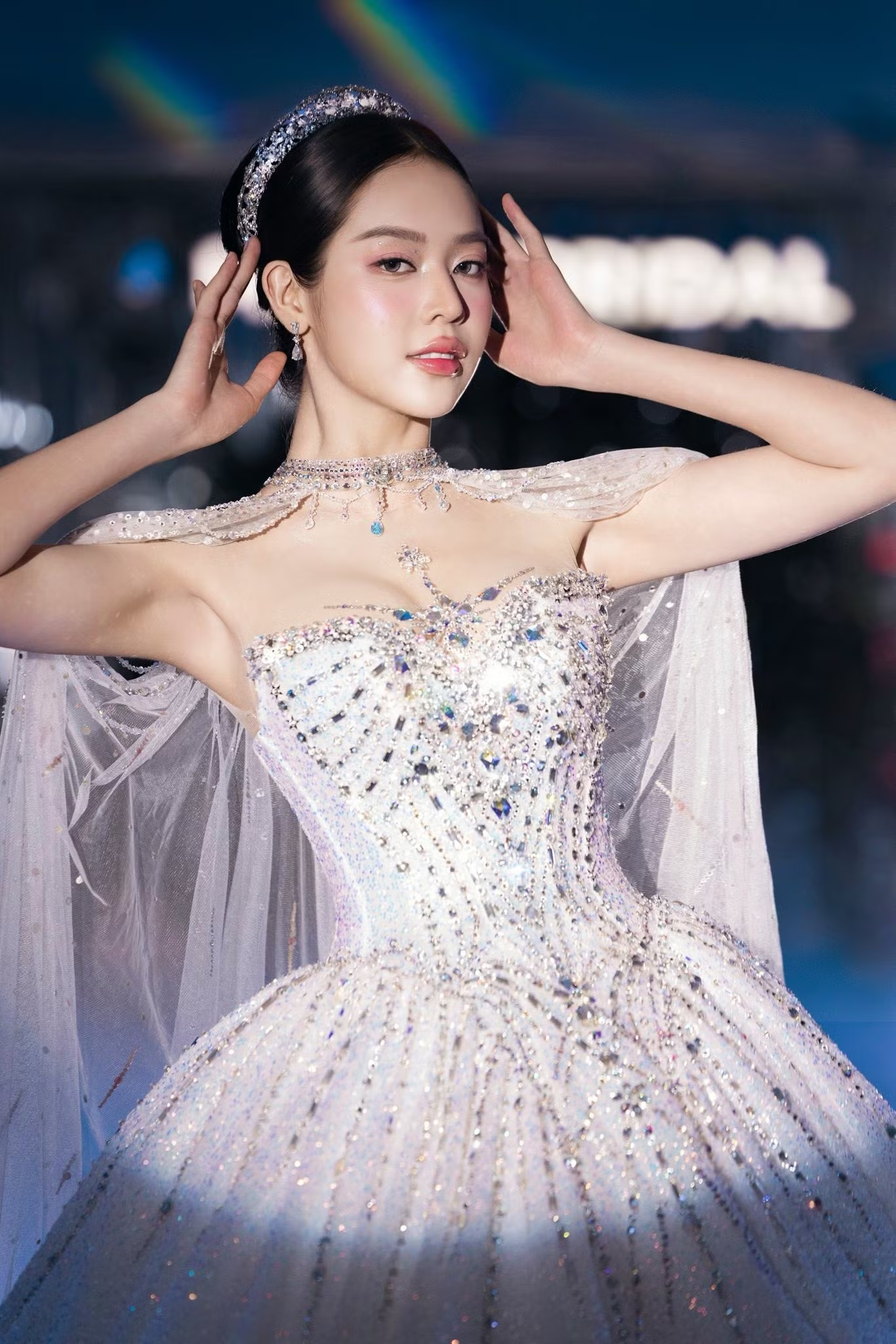 “Cú ngã triệu đô” của Hoa hậu Thanh Thủy: Sự cố bất ngờ thành khoảnh khắc đẹp mê - 2