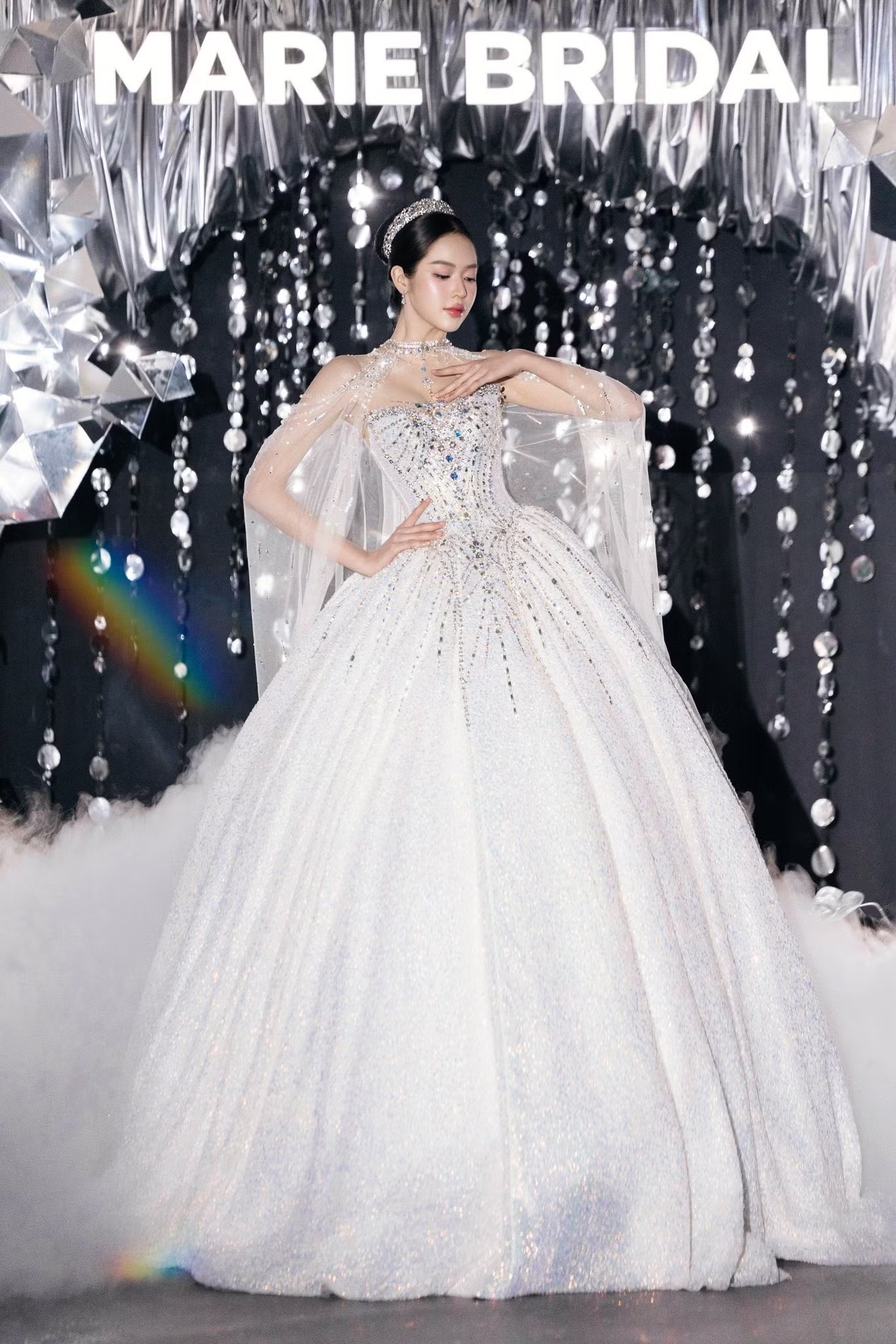 “Cú ngã triệu đô” của Hoa hậu Thanh Thủy: Sự cố bất ngờ thành khoảnh khắc đẹp mê - 3