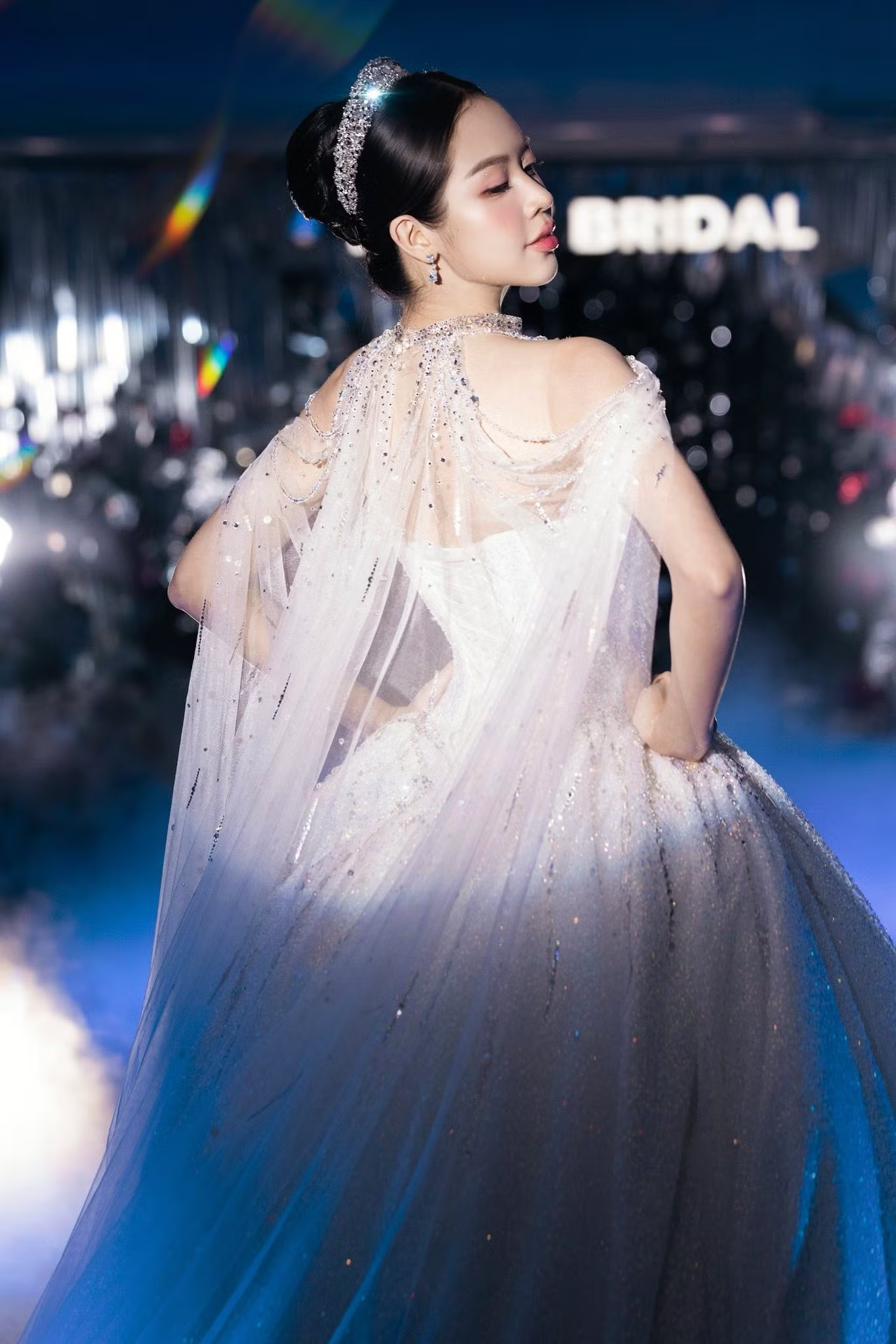 “Cú ngã triệu đô” của Hoa hậu Thanh Thủy: Sự cố bất ngờ thành khoảnh khắc đẹp mê - 4