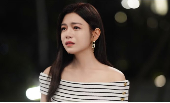 Trần Nghiên Hy (trái), Lý Nhược Đồng đều lên tiếng xin lỗi, cam kết bồi hoàn.