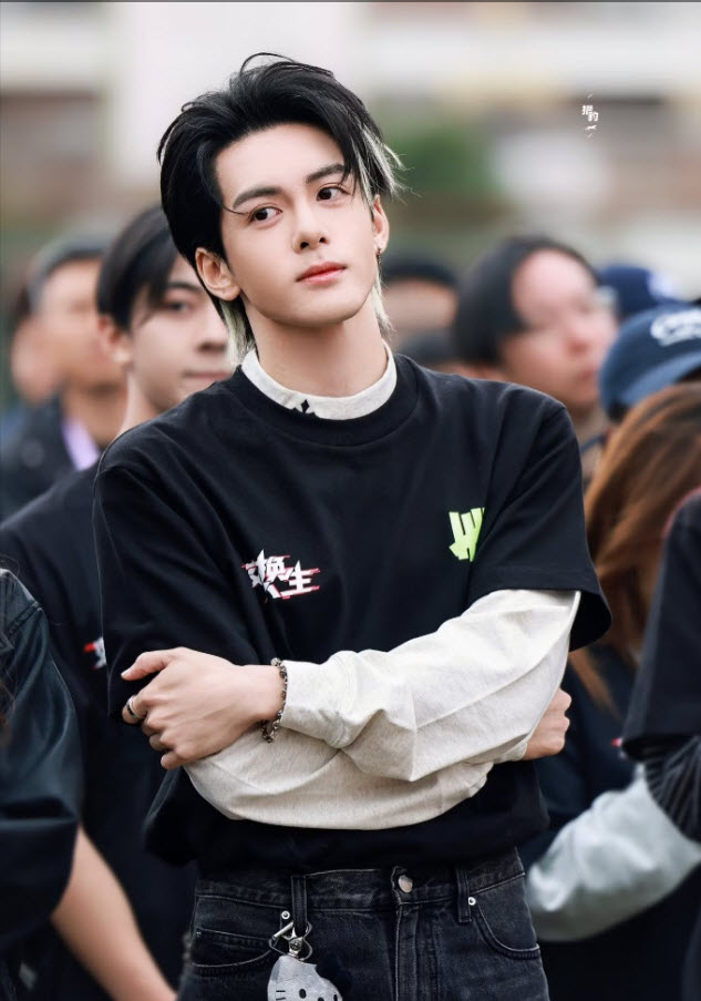 Tăng Thuấn Hy và Minh Đạo (phải) đều từng quảng cáo cho Youthit.