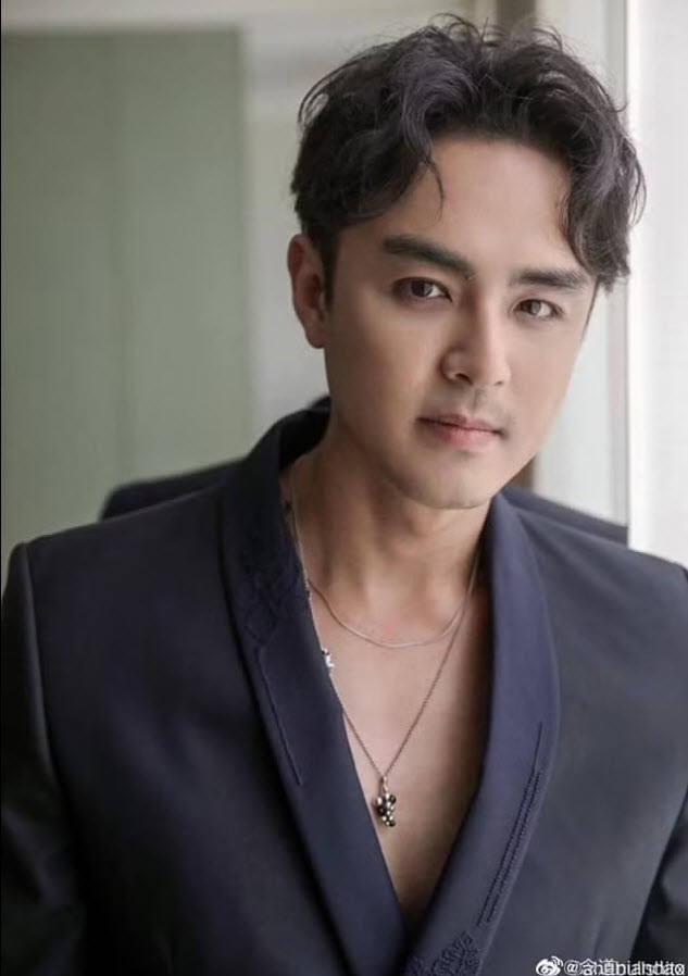 Tăng Thuấn Hy và Minh Đạo (phải) đều từng quảng cáo cho Youthit.