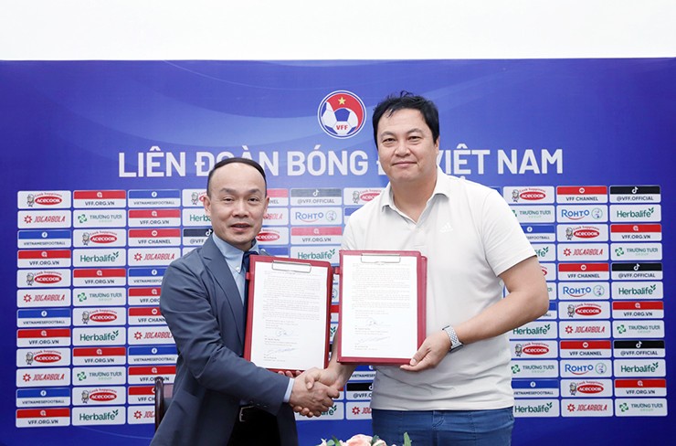 HLV Lee Won Jae gia hạn hợp đồng với VFF