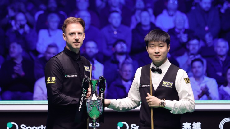 Zhao Xintong (bên phải) hạ Trump (bên trái) theo kịch bản không ai ngờ