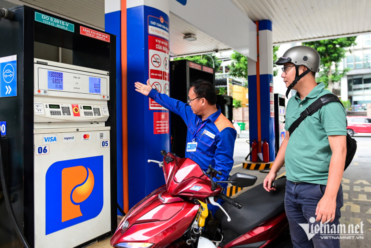 Nhập khẩu các mặt hàng xăng dầu tăng đột biến trong tháng 3. Ảnh: Nguyễn Huế