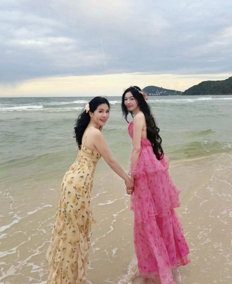 Theo Dạ Thảo, hình ảnh này được chính Quyền Linh chụp cho 2 mẹ con trong chuyến du lịch gia đình. Khoảnh khắc hai mẹ con cùng mỉm cười rạng rỡ khiến nhiều người không khỏi trầm trồ khen ngợi.