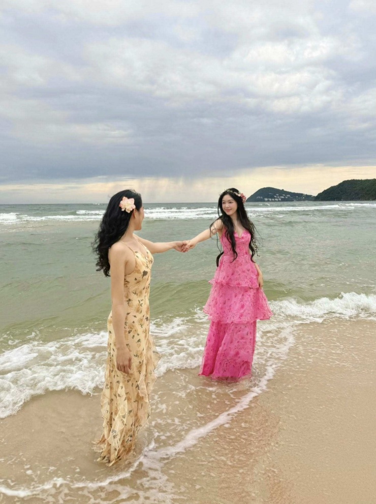 Sau ông xã Quyền Linh, mới đây, Dạ Thảo - bà xã của nam MC cũng đăng tải hình ảnh chúc mừng con gái đầu lòng tròn 20 tuổi: vẫn nhẹ nhàng, tình cảm, càng lớn lại càng vững vàng hơn. "Nhìn con lúc nào cũng cố gắng, mẹ vừa yên tâm vừa thương con nhiều hơn. Chúc con tuổi mới mạnh khỏe, bình an nha, Mai Thảo Linh!", Dạ Thảo chia sẻ.