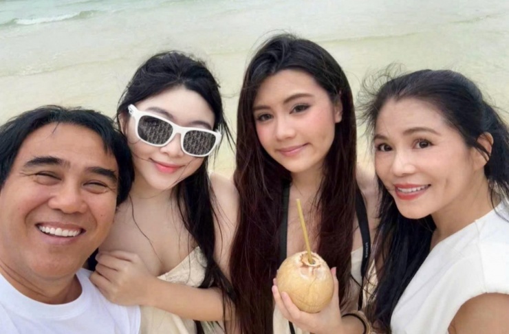 Trước đó, MC Quyền Linh cũng đăng hình ảnh cùng "Lọ Lem thương yêu của ba", kèm gửi gắm tình yêu thương sâu sắc: "Ba có thể đếm được bao nhiêu ngày tháng đưa con đến trường, đếm hết những sợi tóc bạc trên đầu ba nhưng không thể đếm được những tình yêu thương ba dành cho con yêu".