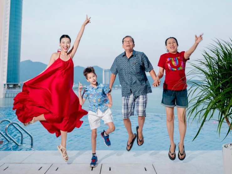 Ảnh sao 7/4: Em trai và em dâu tương lai của Tiên Nguyễn tình tứ bên nhau - 1