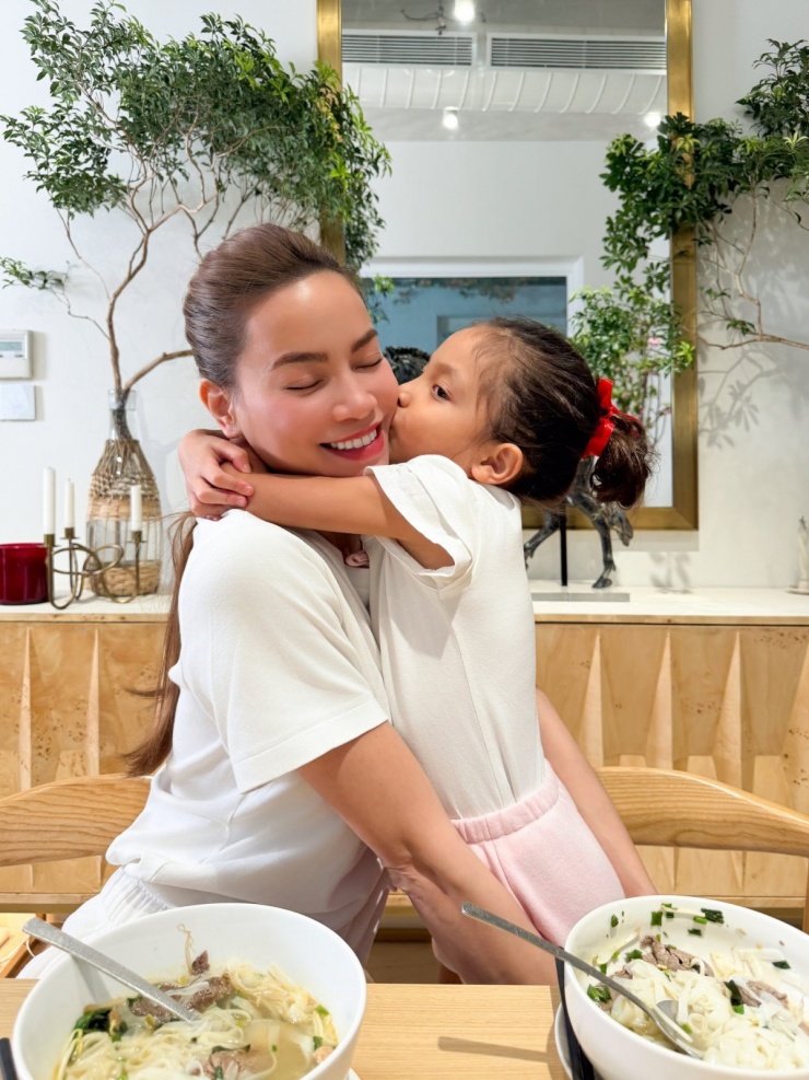 Ảnh sao 7/4: Em trai và em dâu tương lai của Tiên Nguyễn tình tứ bên nhau - 4