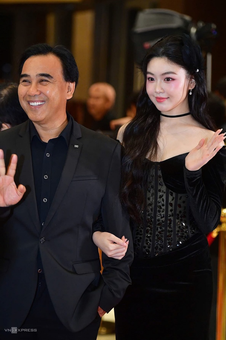 MC Quyền Linh - bố Lọ Lem - gọi ái nữ là "cô sinh viên năm hai với nhiều ý chí, nghị lực". Anh đăng hình bên con gái và thể hiện tình cảm dạt dào: "Ba có thể đếm được bao nhiêu ngày tháng đưa con tới trường hay những sợi tóc bạc trên đầu ba, nhưng không thể đếm được tình yêu thương ba dành cho con".