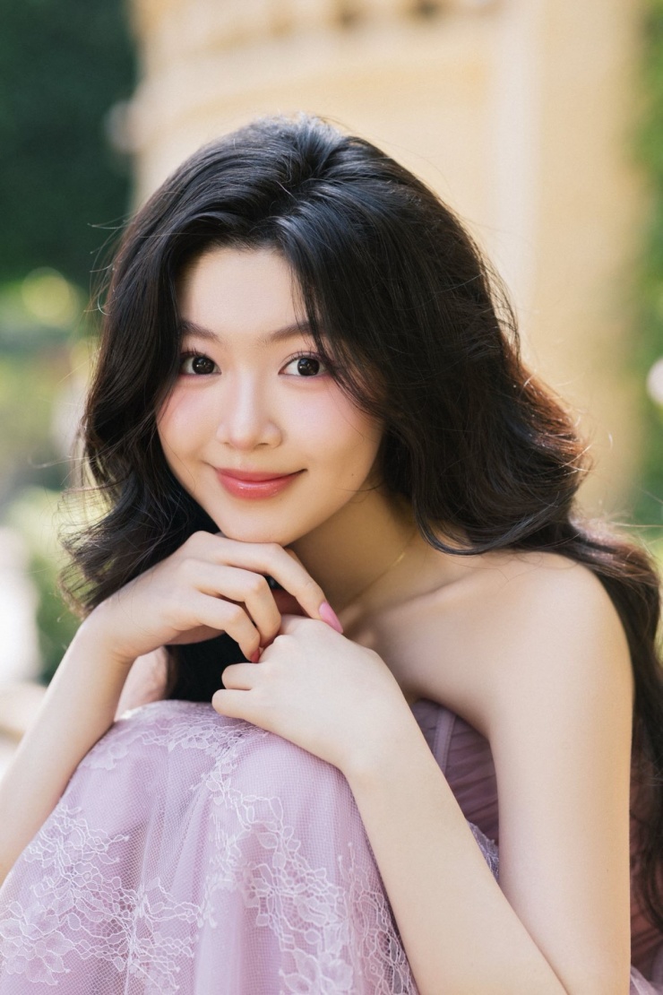 Tối 6/4, Lọ Lem đăng tải bộ ảnh theo phong cách nàng thơ ngọt ngào để mừng cột mốc 20 tuổi. Bài đăng nhanh chóng thu về hàng chục nghìn lượt thích cùng hàng nghìn bình luận tán dương nhan sắc, "xin vía vừa giỏi vừa xinh" và chúc cô những điều tốt đẹp trên chặng đường phía trước.